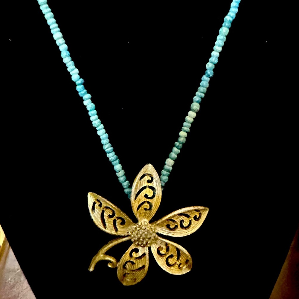 Blue stone flower necklace